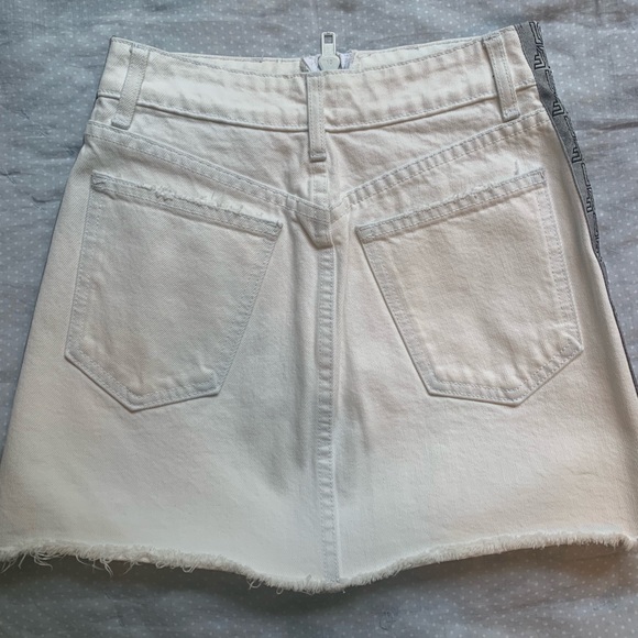 BRAND NEW: LF white distressed denim skirt - Picture 4 of 5